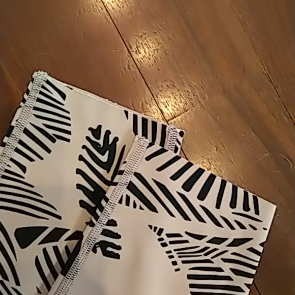 Aerie Move High Waisted Leggings - Picture 4 of 4